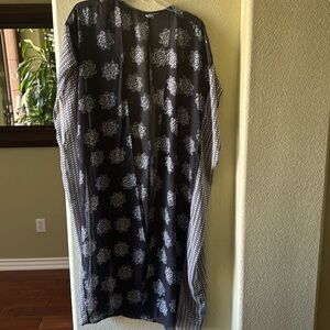 Black & White Wrap. Never worn. One Size.